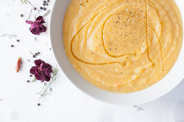crema de verduras sobre fondo blanco