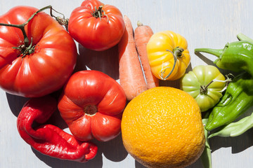 Frutas y verduras multicolor sobre fondo blando
