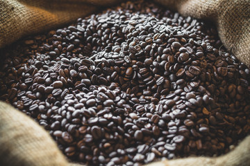 Obraz premium Coffee beans in sack vintage tone