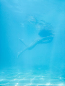 Pretty Woman Swimming Unterwater