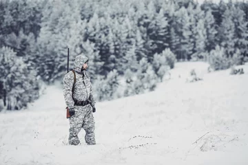 Crédence de cuisine en verre imprimé Chasser Male hunter in camouflage looking for his target or prey .Winter scene