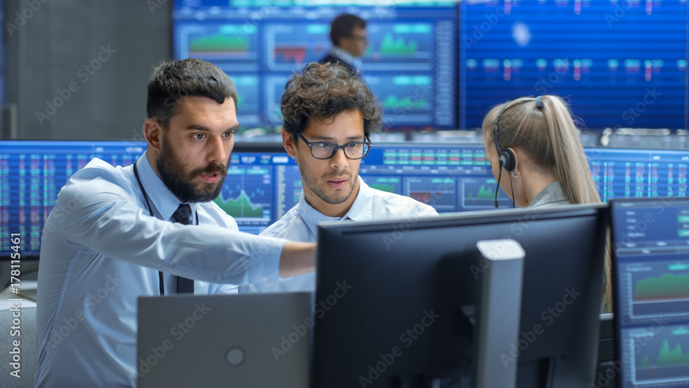 Poster professional broker consults stock exchange trader at his workstation. multi-ethnic team at stock ex