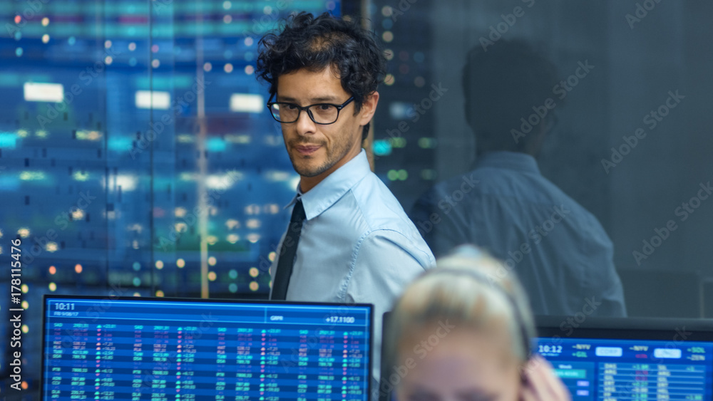 Leinwandbilder Stock Trader Inspects Others Work and Chat with Other. Busy Office with Multi-Ethnic Team of Brokers, Dealers. Displays Show Numbers and Infographics.