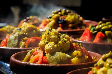 Keuken spatwand met foto A lot of warm tagines with delicious vegetables on a market © pwollinga