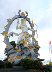 une statue sur un rond point d ubud a bali