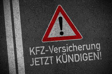 Schild mit KFZ-Versicherung Autoversicherung Jetzt kündigen Sonderkündigungsrecht stichtag