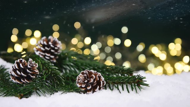 Tannenzweige im Schnee und weihnachtliche Lichter