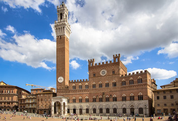 Fototapeta na wymiar Piazza del Campo with Palazzo Pubblico, Siena, Italy