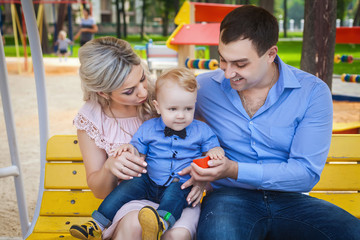 Obraz premium sweet family walking in park