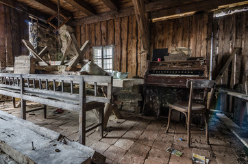 zimmer mit orgel aus holz