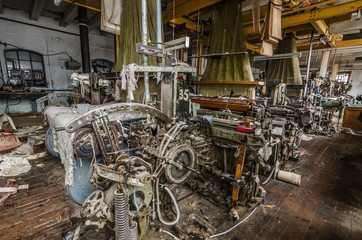 viele maschinen mit eingespannten garn in fabrik