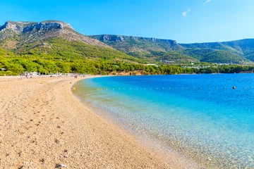 Photo sur Plexiglas Plage de la Corne d'Or, Brac, Croatie Vue sur la plage vide de Zlatni Rat avec une belle eau de mer et des montagnes en arrière-plan, île de Brac, Croatie