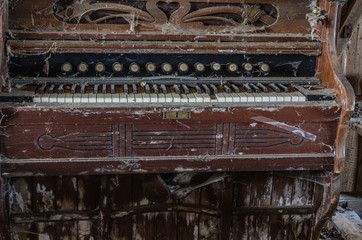 Fototapeta na wymiar alte orgel aus holz