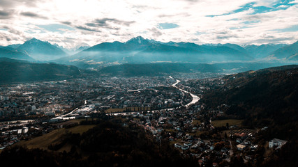 Luftaufnahme Innsbruck Tirol mit Bergen
