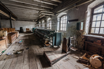 lange maschine und waage in fabrik
