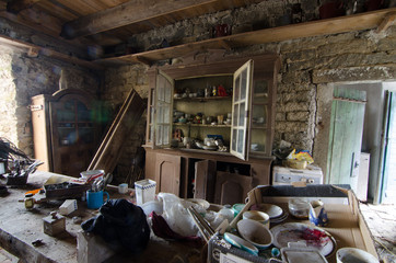 zimmer und viele gegenstaende in einem haus