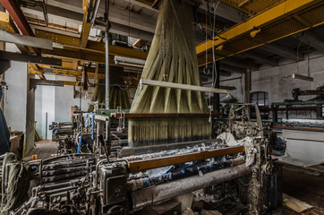 maschine mit eingespannten garn in fabrik