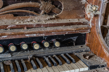 orgel in verlassenen haus