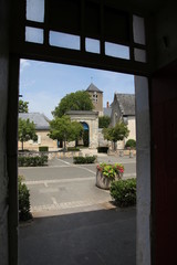 Fenêtre sur l'abbaye de Solesme.