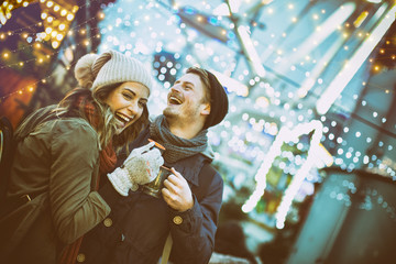 Paar auf dem Weihnachtsmarkt