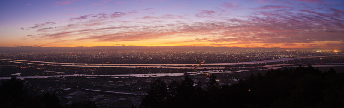 Morning glow and river landscape. 朝焼けと濃尾平野のパノラマ（三重県桑名市・多度山上公園からの展望）