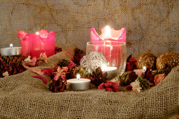Горящие свечи и украшения