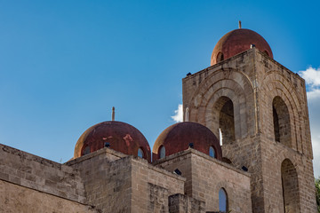 Fototapeta na wymiar Le tre cupole rosa della chiesa di San Giovanni degli Eremiti, città di Palermo IT