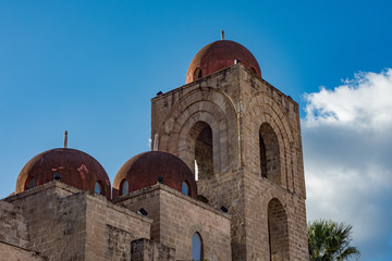 Fototapeta na wymiar Le tre cupole rosa della chiesa di San Giovanni degli Eremiti, città di Palermo IT