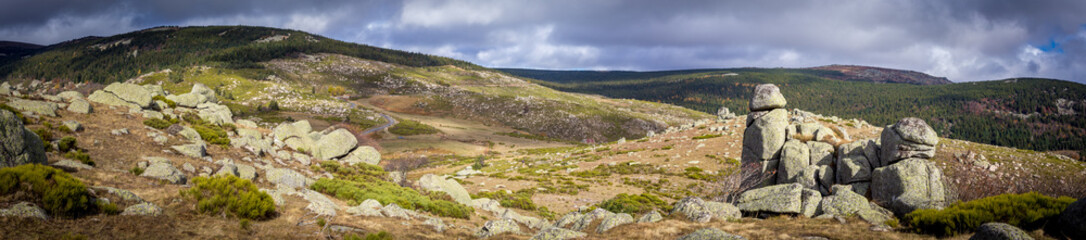 paysage panoramique des montagnes du parc nationale des Cévennes avec des statues de pierre