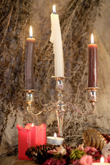 Горящие свечи в канделябре и украшения