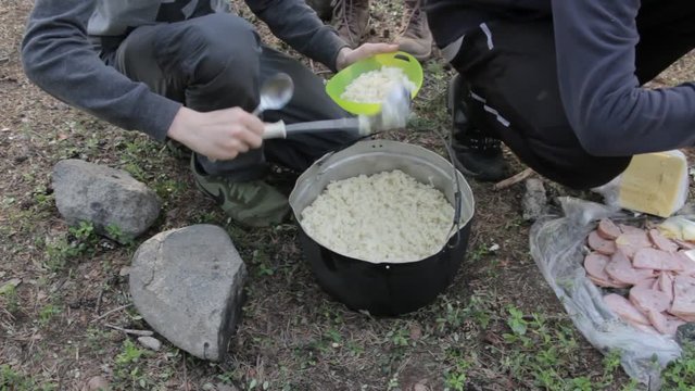 tourists have cooked food in marching conditions

