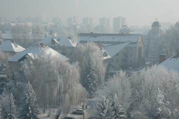 Sous le givre et d'un froid intense, la ville de Szeklerburg (dit aussi Csíkszereda) en Transylvanie, Roumanie