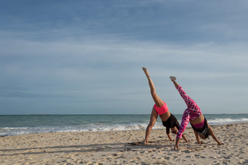Clase de Yoga en la Playa