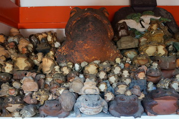 Obraz premium カエルの置物 カエル 焼き物 蛙 縁起物 瀬戸物 焼き物 供養 淡嶋神社 加太神社 人形供養 和歌山 日本 日本人形