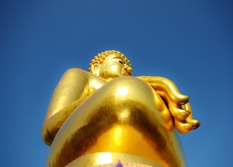 Золота статуя сидящего будды в Phra Chiang Saen Si Phaendin с необычных ракурсов - obrazy, fototapety, plakaty