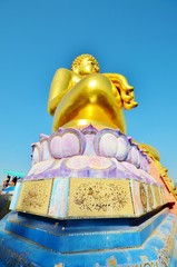 Золота статуя сидящего будды в Phra Chiang Saen Si Phaendin с необычных ракурсов