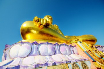 Золота статуя сидящего будды в Phra Chiang Saen Si Phaendin с необычных ракурсов - obrazy, fototapety, plakaty