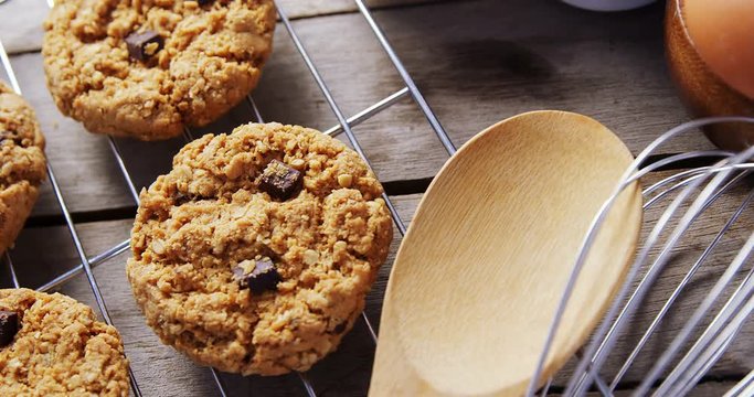 Fresh baked cookies kept over a cooling rack 