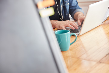 Programmierer arbeitet am Laptop