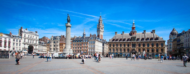 Lille (France) / Grand place avec Vieille bourse et beffroi CCI
