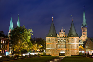 Obraz premium Holstentorplatz in Lübeck am Abend