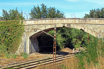 Puente viejo y vias de tren © mmadrigal70