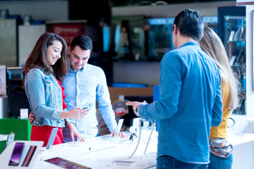 Obraz premium young people shopping for latest phone