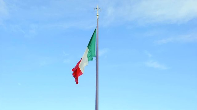 Bandiera italiana che sventola in Piazza dell'Unit&agrave; a Trieste