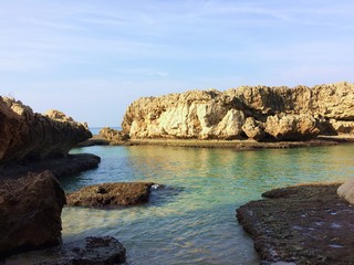 Crique tranquille et mer transparente entre les rochers