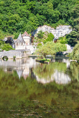 Fototapeta na wymiar Brantôme. Le pavillon renaissance et le pont coudé. Dordogne. Nouvelle Aquitaine