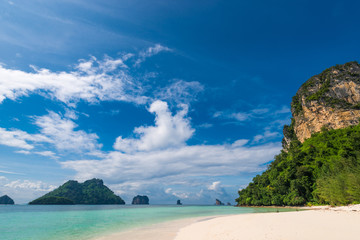 Obraz premium mountains covered with trees in the tropics, a typical Thai landscape