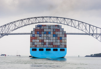 Containerfrachter unter der Bridge of the Americas am Ausgang des Panamakanals