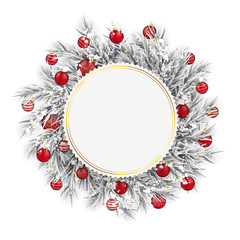 Adventskranz mit gefrorenen Tannenzweigen, Schnee und roten Weihnachtskugeln