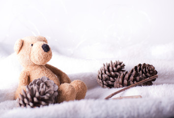 sfondo natalizio con orsetto di peluche sulla neve © Gioia